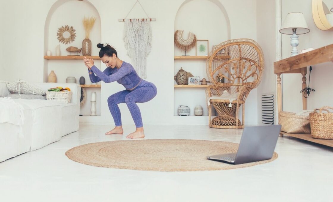 Mujer en forma haciendo ejercicios para bajar de peso en casa