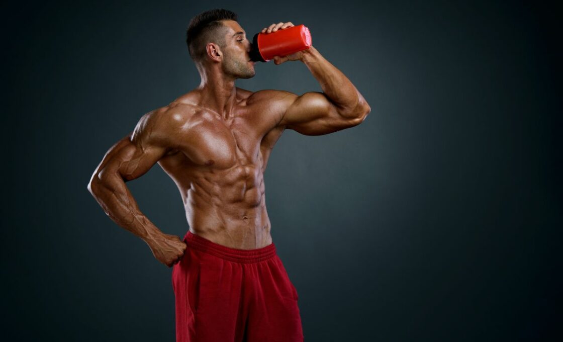 Consumo de proteína para evitar el cansancio, hombre mostrando los músculos